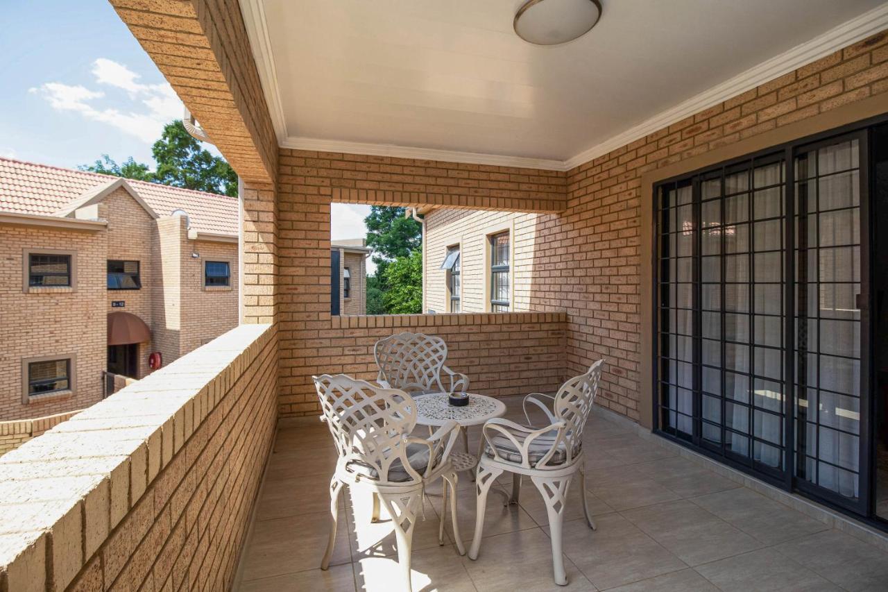Camelot Guest House & Apartments Potchefstroom Dış mekan fotoğraf
