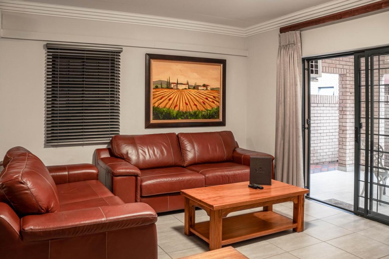 Camelot Guest House & Apartments Potchefstroom Dış mekan fotoğraf