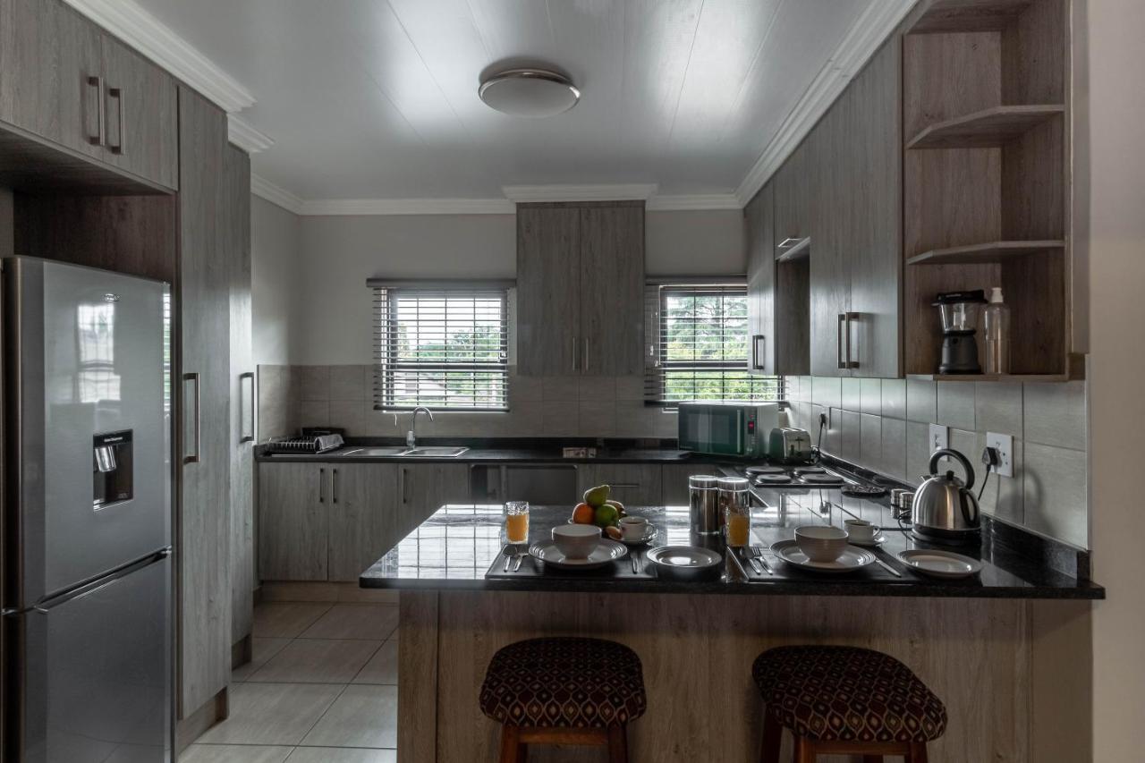 Camelot Guest House & Apartments Potchefstroom Dış mekan fotoğraf