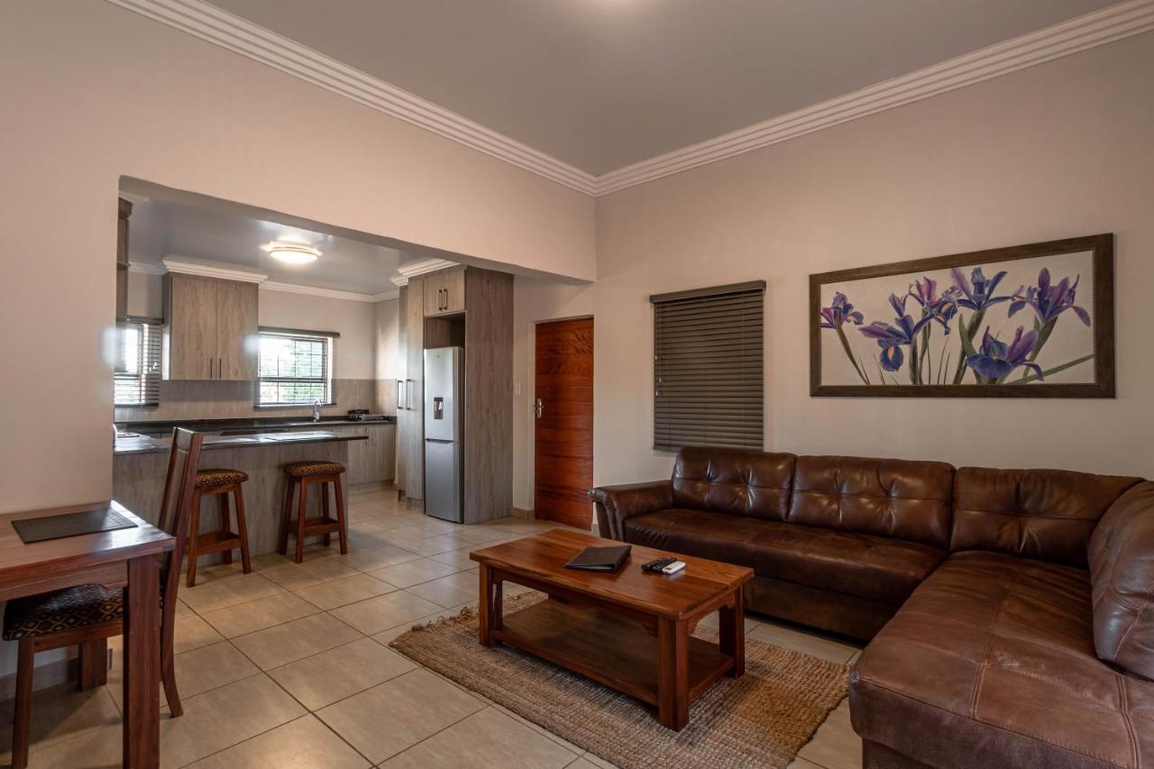 Camelot Guest House & Apartments Potchefstroom Dış mekan fotoğraf