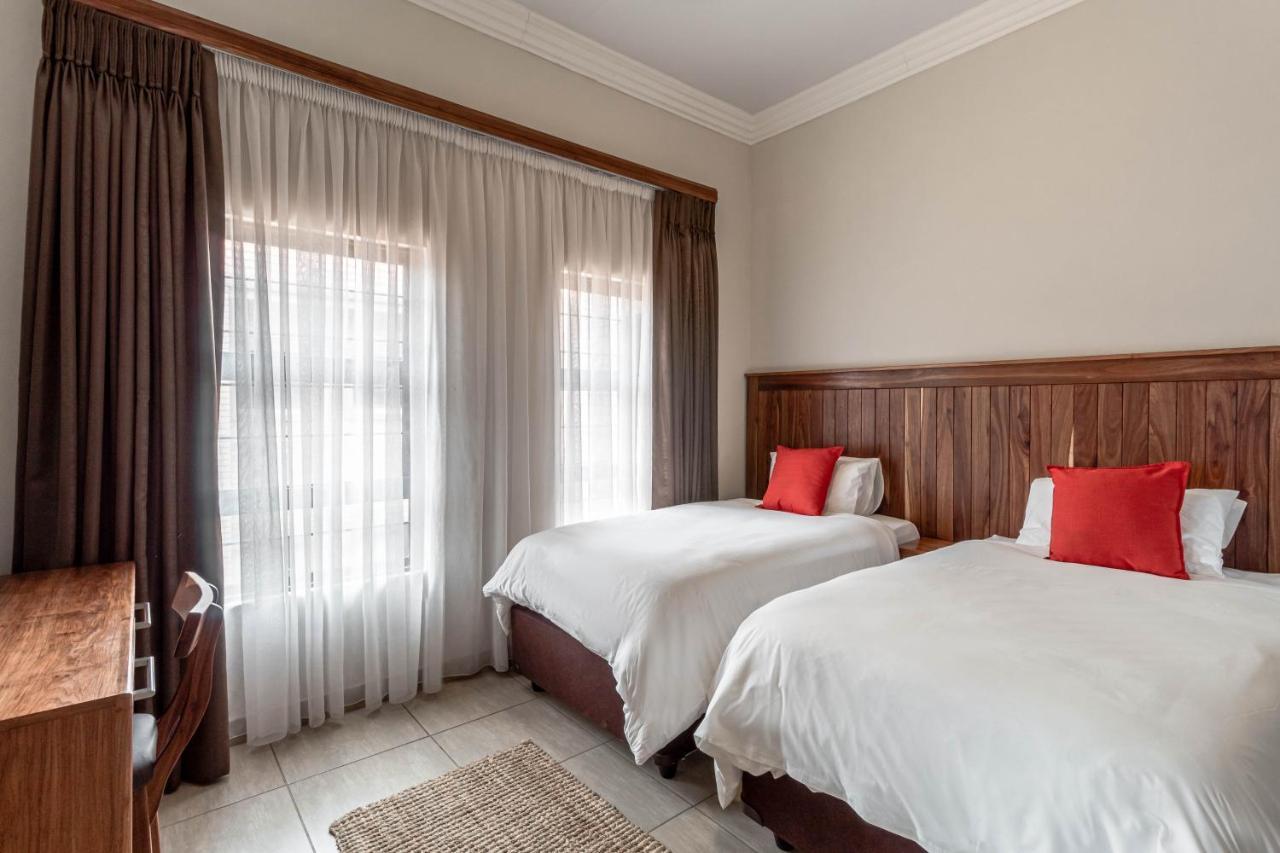 Camelot Guest House & Apartments Potchefstroom Dış mekan fotoğraf