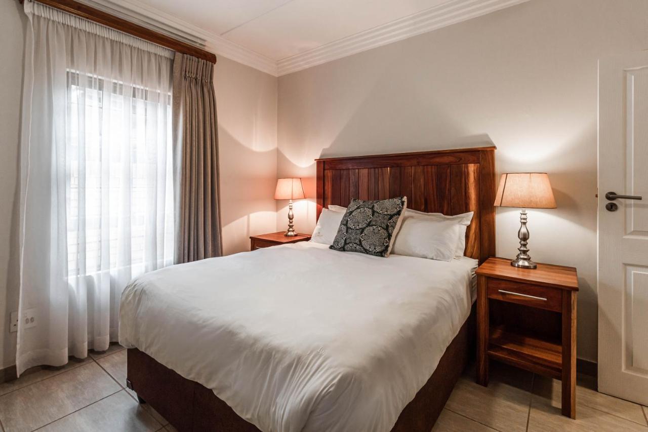 Camelot Guest House & Apartments Potchefstroom Dış mekan fotoğraf