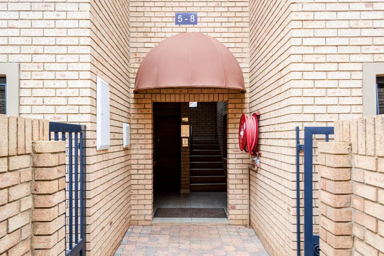Camelot Guest House & Apartments Potchefstroom Dış mekan fotoğraf