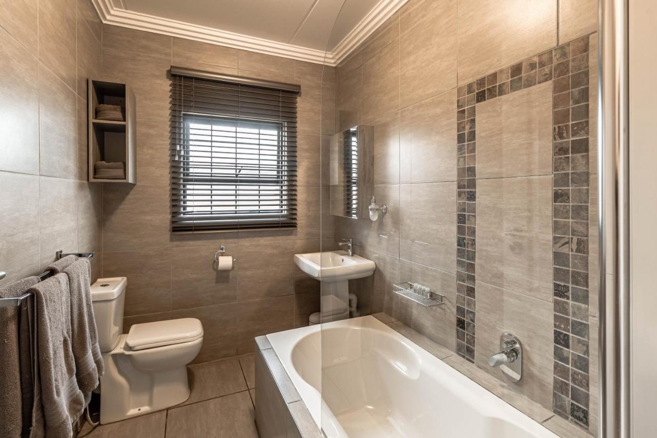 Camelot Guest House & Apartments Potchefstroom Dış mekan fotoğraf