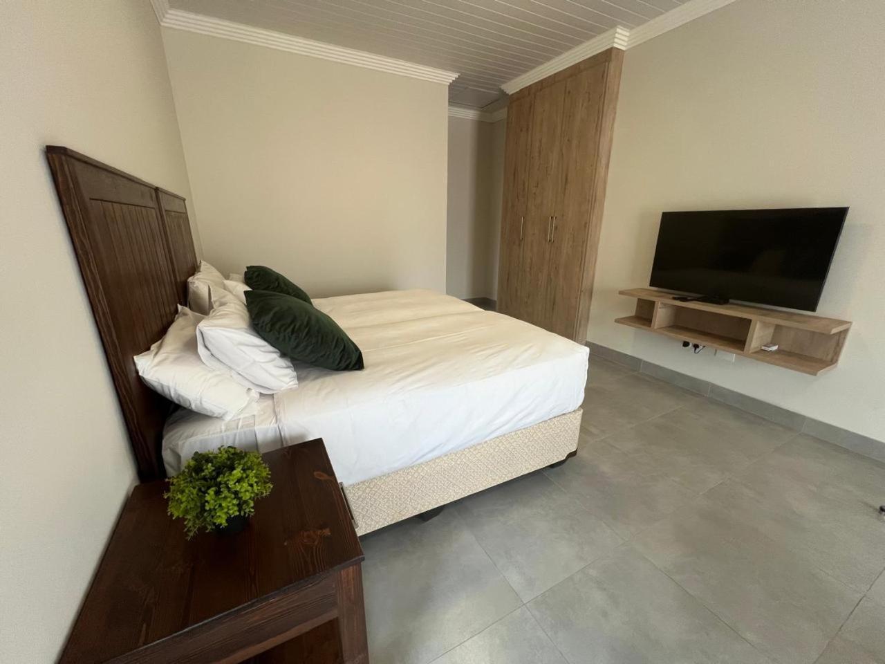 Camelot Guest House & Apartments Potchefstroom Dış mekan fotoğraf