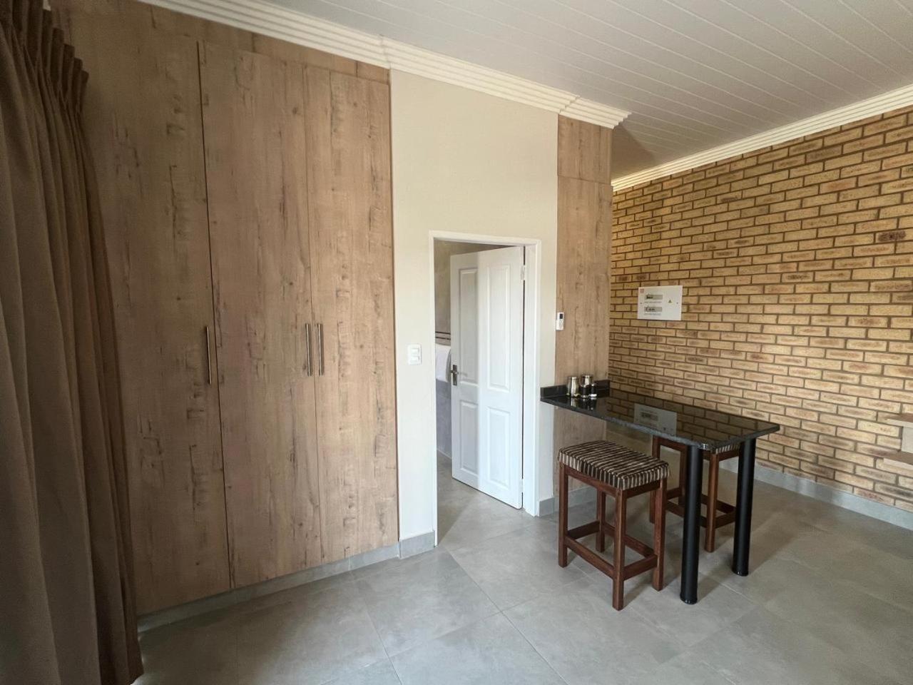 Camelot Guest House & Apartments Potchefstroom Dış mekan fotoğraf