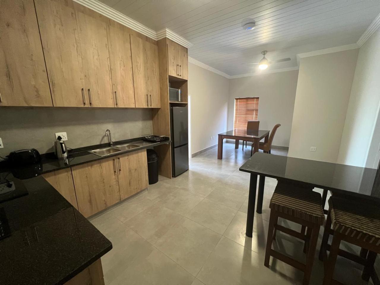 Camelot Guest House & Apartments Potchefstroom Dış mekan fotoğraf