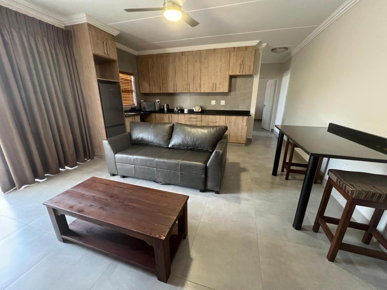 Camelot Guest House & Apartments Potchefstroom Dış mekan fotoğraf