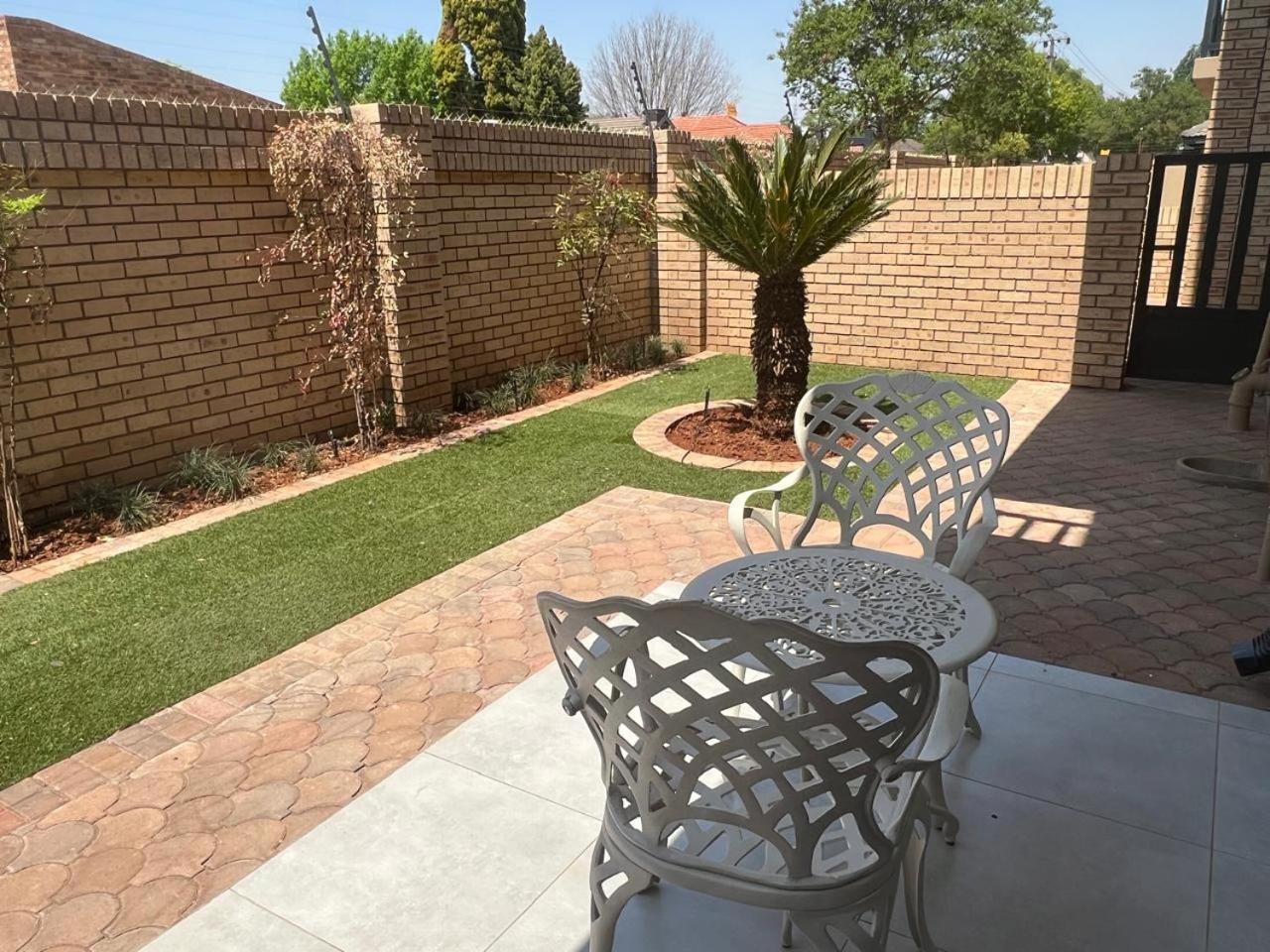 Camelot Guest House & Apartments Potchefstroom Dış mekan fotoğraf