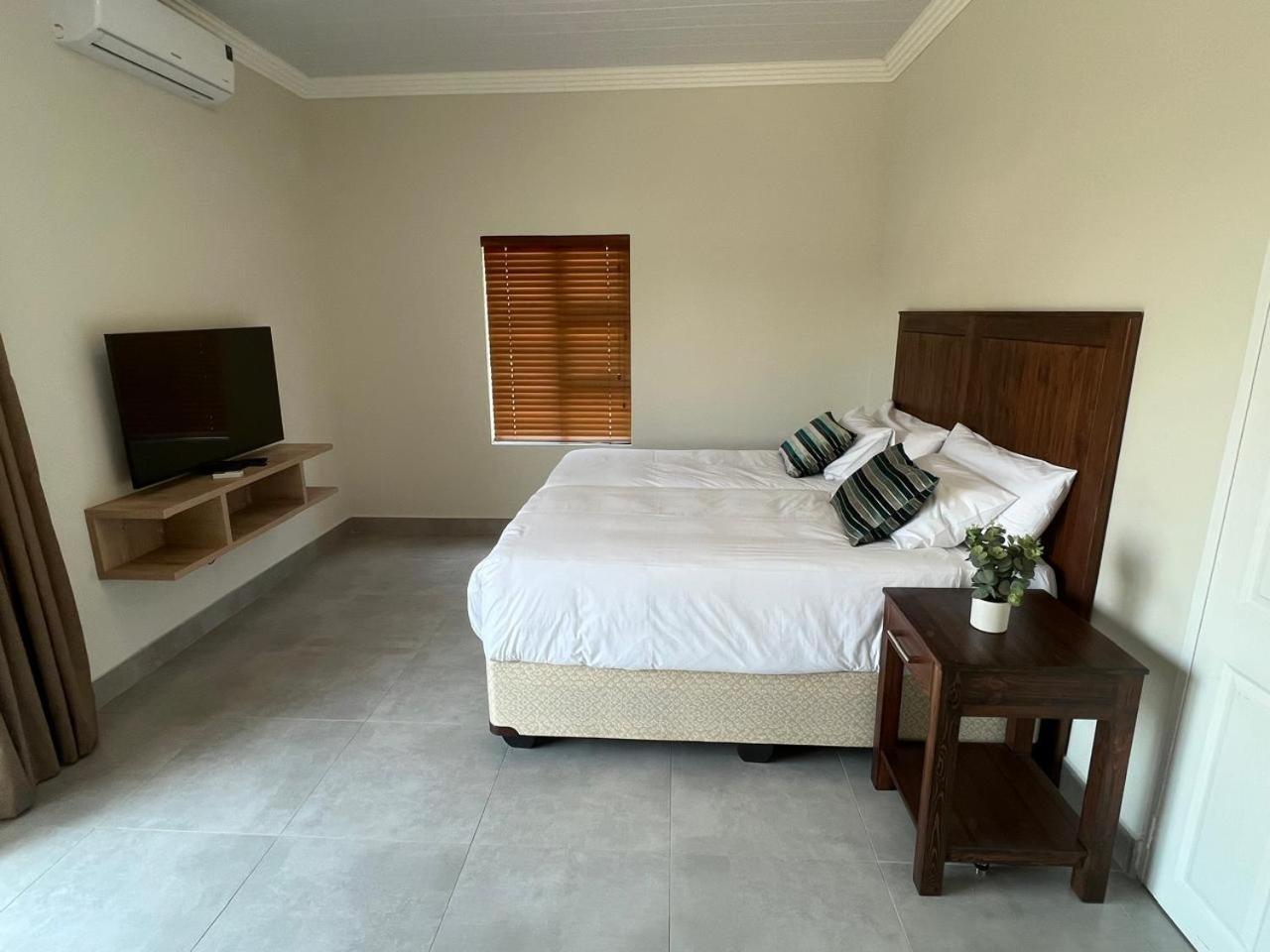 Camelot Guest House & Apartments Potchefstroom Dış mekan fotoğraf