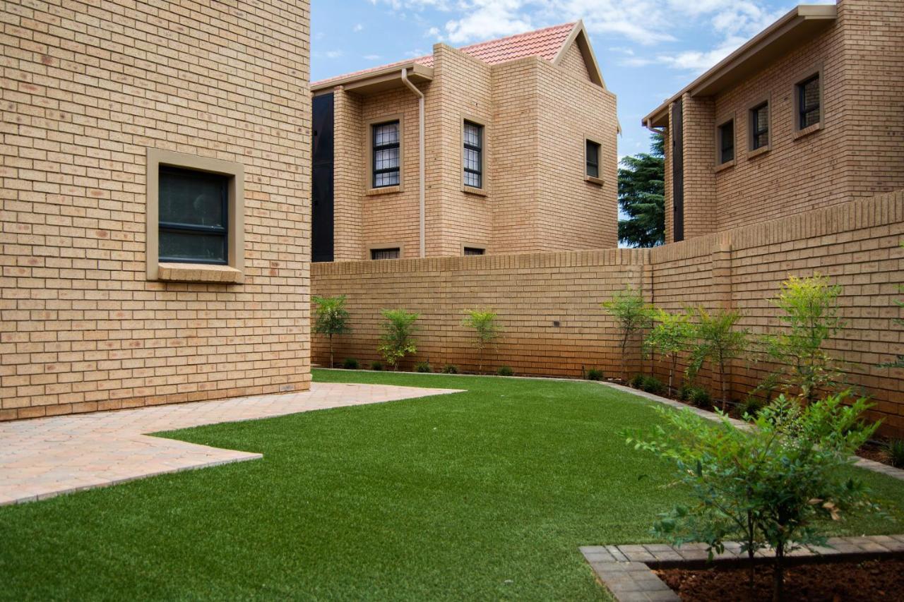 Camelot Guest House & Apartments Potchefstroom Dış mekan fotoğraf